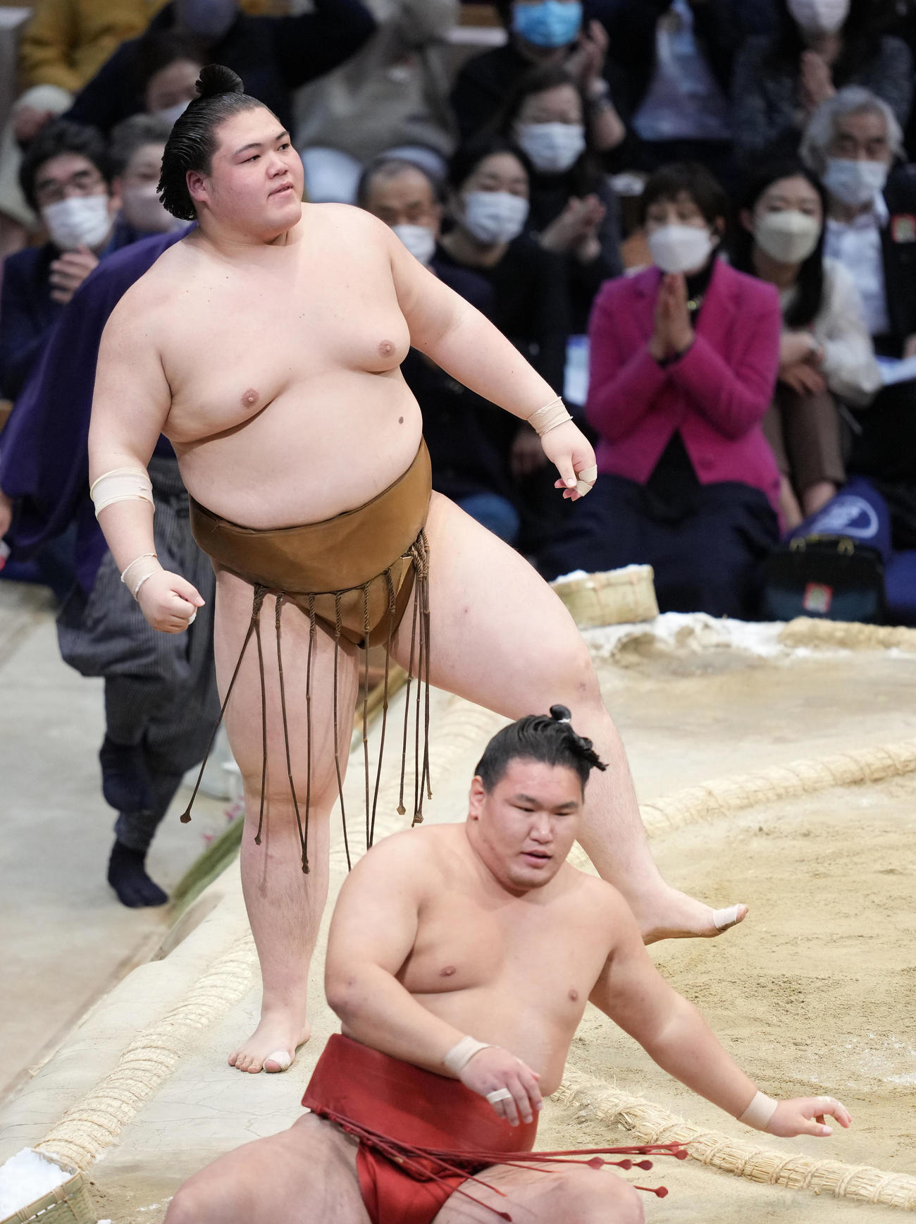 王鵬は豊昇龍（手前）をはたき込みで破る（撮影・小沢裕）