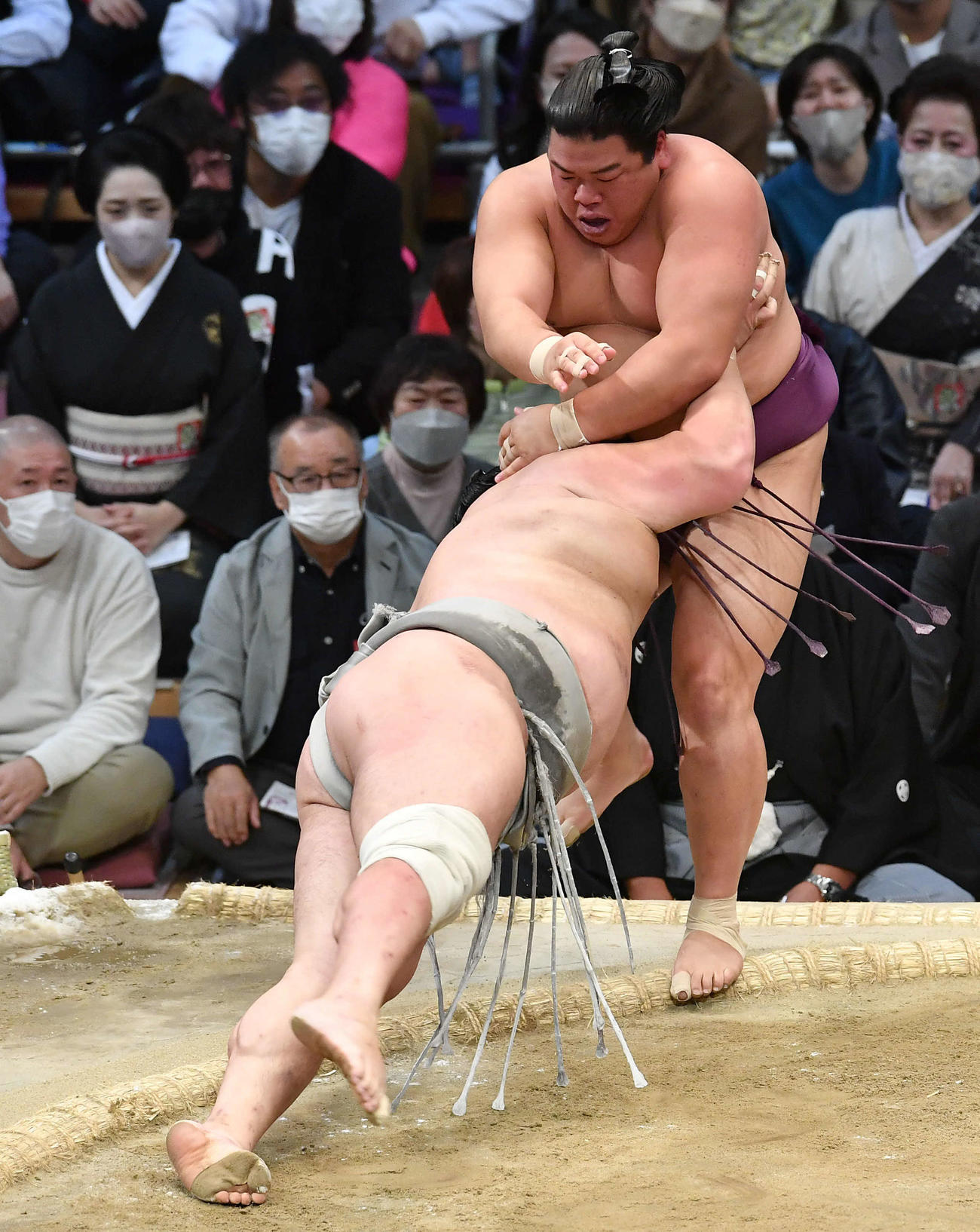 平戸海（右）は北勝富士を突き落としで破る（撮影・岩下翔太）
