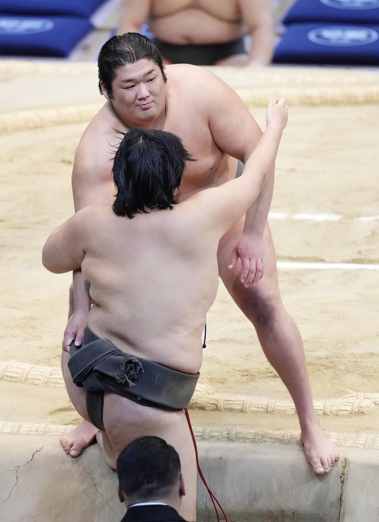 尊富士は小山桜（手前）を寄り切りで破り序ノ口優勝を決める（撮影・小沢裕）