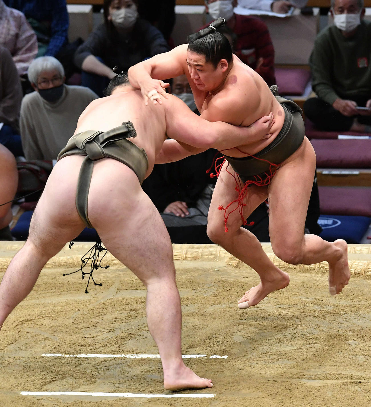 はたき込みで峰刃（左）を破り、幕下優勝を決めた玉正鳳（撮影・岩下翔太）