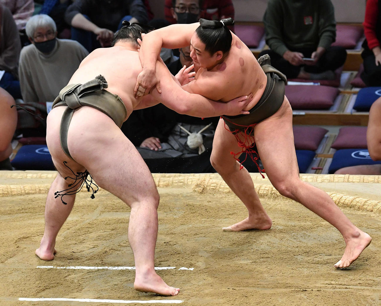 はたき込みで峰刃（左）を破り、幕下優勝を決めた玉正鳳（撮影・岩下翔太）
