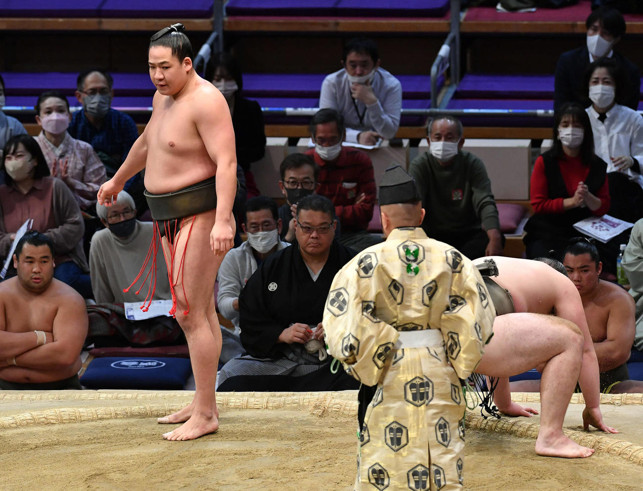 はたき込みで峰刃（右）を破り、幕下優勝を決めた玉正鳳（撮影・岩下翔太）