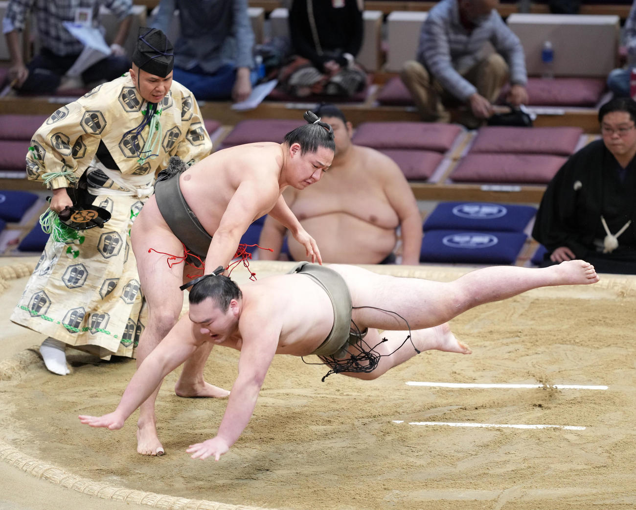 玉正鳳ははたき込みで峰刃（手前）を破り幕下優勝を決める（撮影・小沢裕）