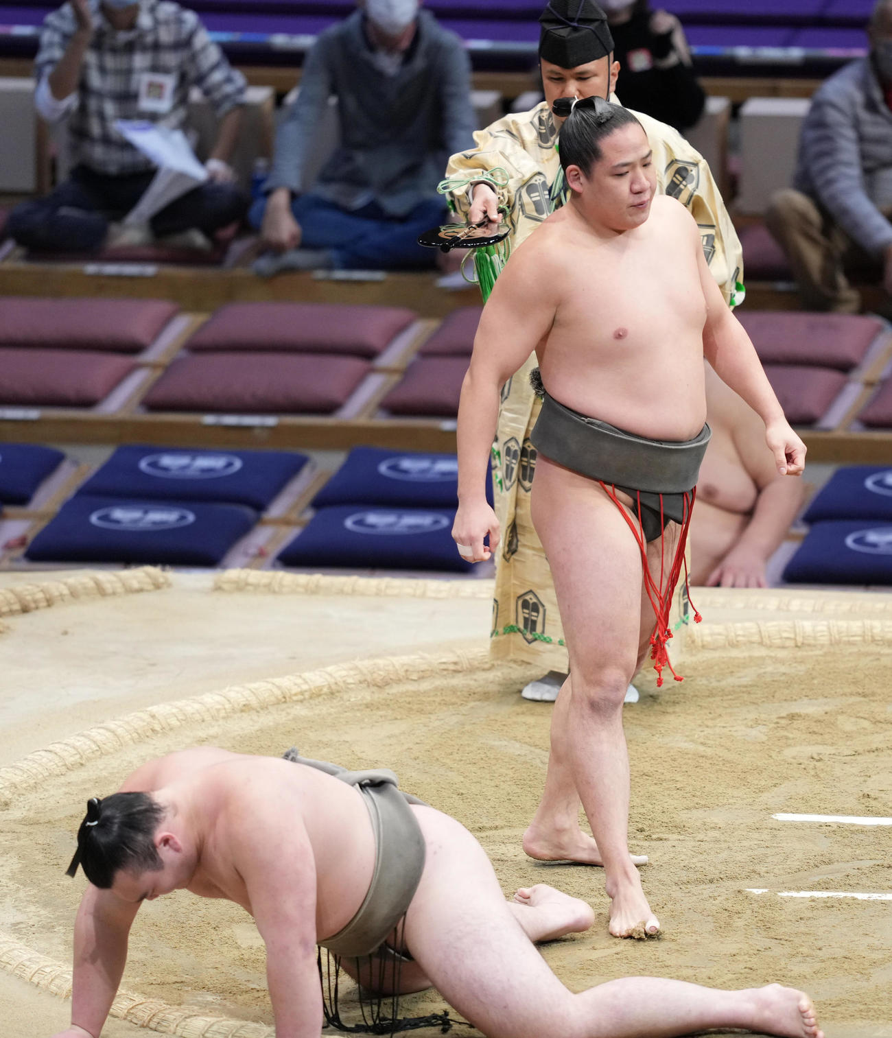 玉正鳳ははたき込みで峰刃（手前）を破り幕下優勝を決める（撮影・小沢裕）
