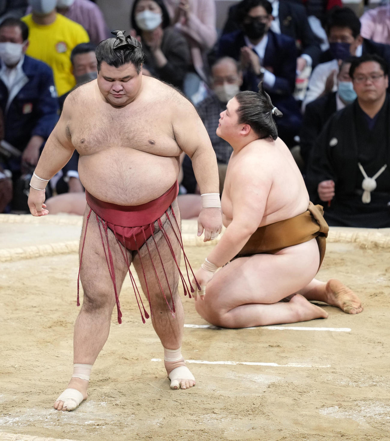 高安（左）は王鵬を上手投げで破る（撮影・小沢裕）