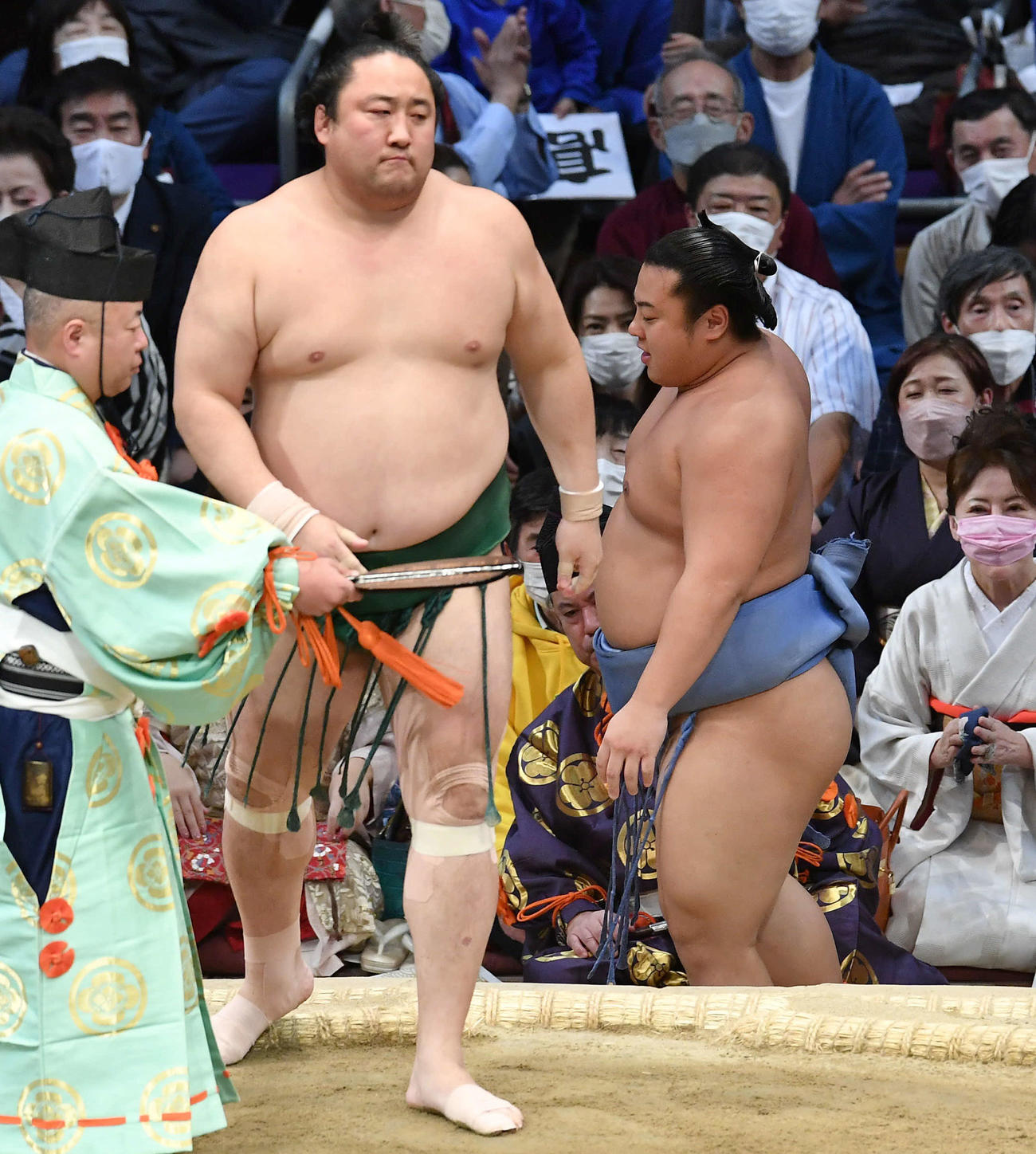 送り出しで佐田の海（左）に敗れた翔猿は悔しそうな表情を見せる（撮影・岩下翔太）