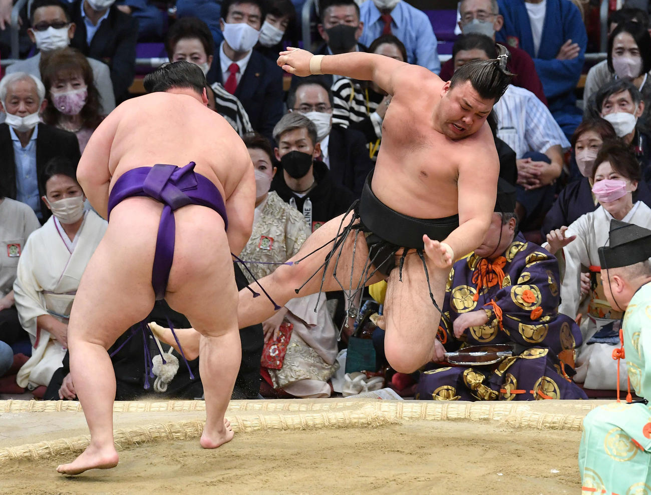 押し倒しで明生（左）に敗れた霧馬山（撮影・岩下翔太）