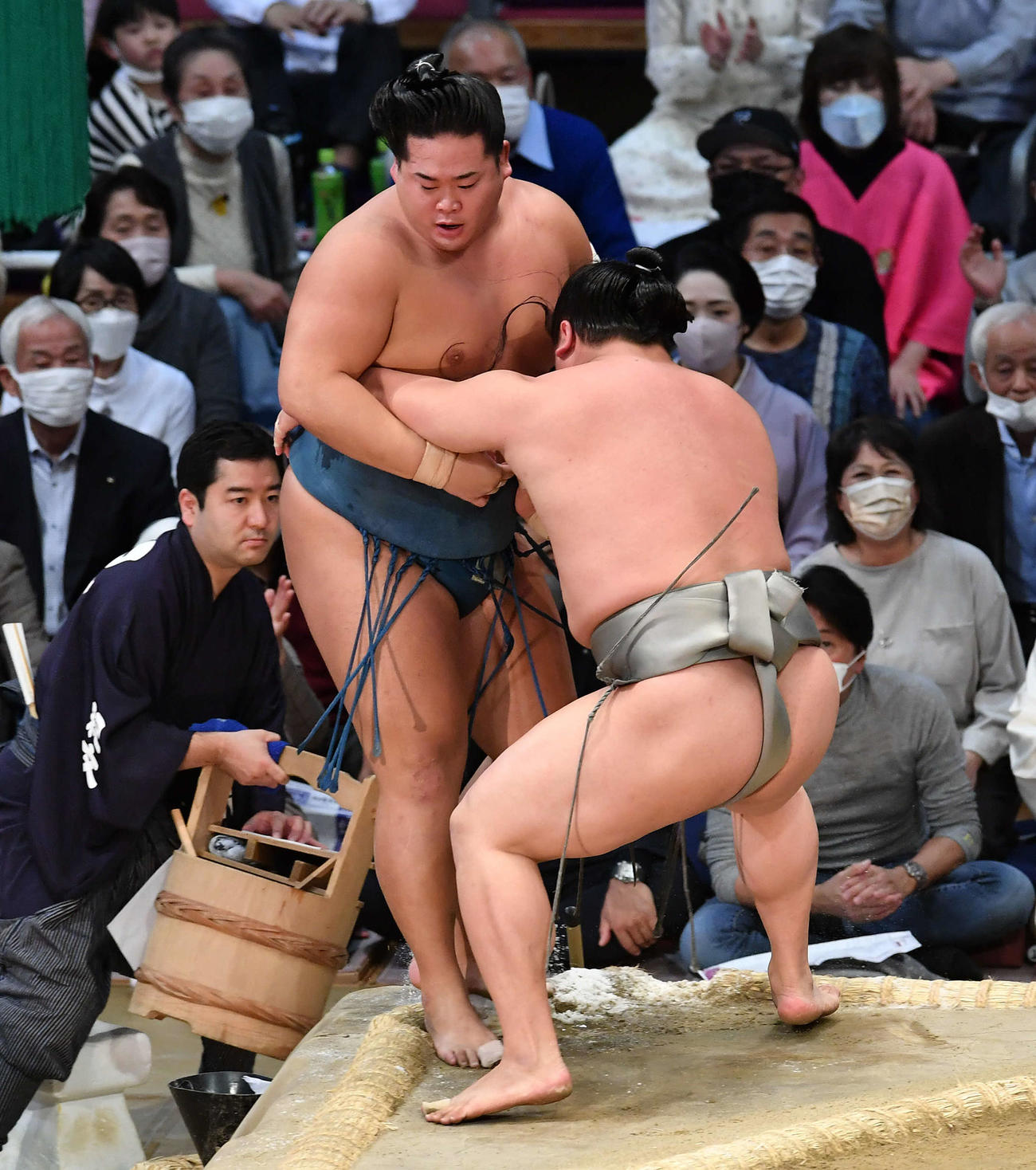 寄り切りで若隆景（右）に敗れた錦富士（撮影・岩下翔太）