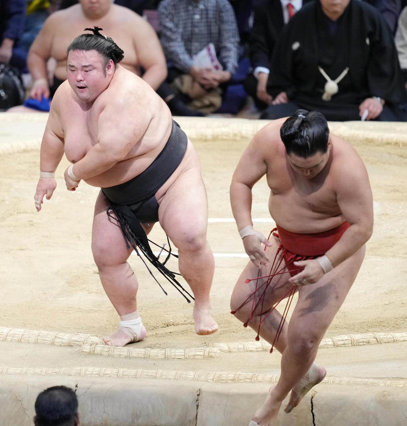 貴景勝（左）は豊昇龍を押し出しで破る（撮影・小沢裕）