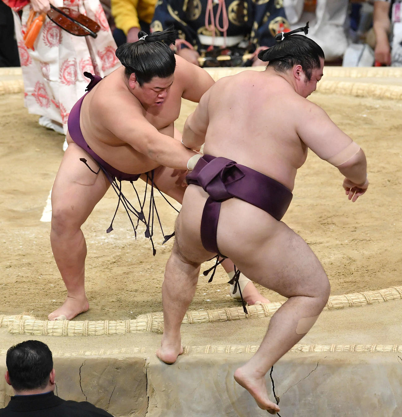 平戸海（左）は遠藤を寄り切りで破る（撮影・岩下翔太）