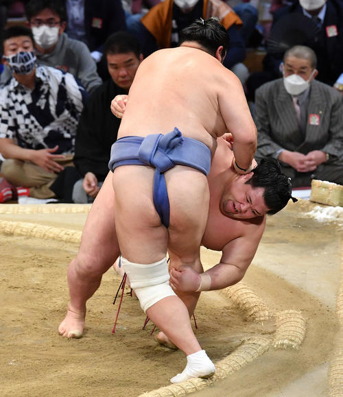 突き落としで隠岐の海（左）に敗れた阿武咲（撮影・岩下翔太）