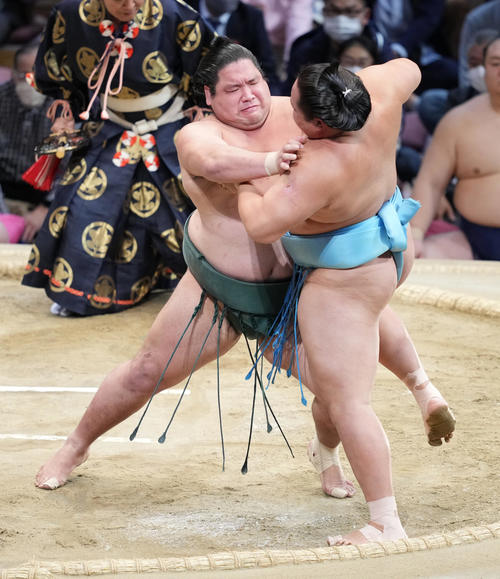 錦木（左）は琴勝峰を押し出しで破る（撮影・小沢裕）