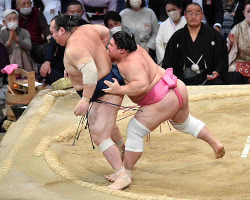 宇良（右）は宝富士を送り出しで破る（撮影・岩下翔太）