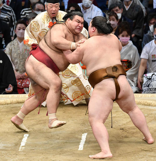 立ち合いで王鵬（右）を激しく攻める高安（撮影・岩下翔太）