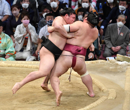 若元春（左）は大栄翔を寄り切りで破る（撮影・岩下翔太）
