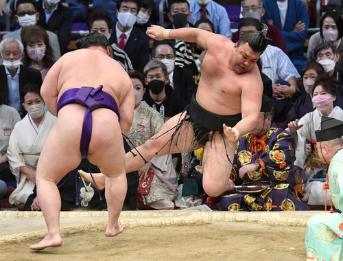 押し倒しで明生（左）に敗れた霧馬山（撮影・岩下翔太）