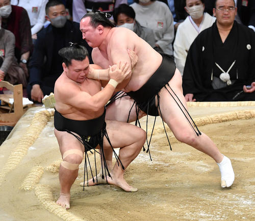 千代翔馬（右）は照強を寄り切りで破る（撮影・岩下翔太）