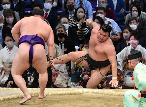 押し倒しで明生（左）に敗れた霧馬山（撮影・岩下翔太）