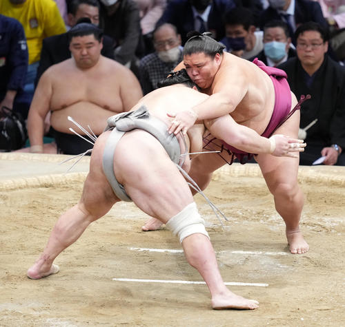 御嶽海（右）ははたき込みで北勝富士を破る（撮影・小沢裕）