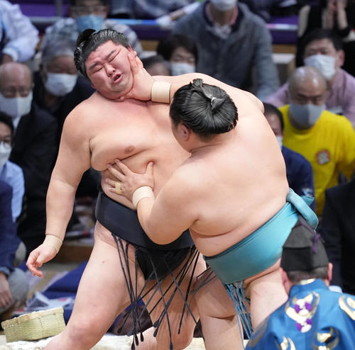 玉鷲（右）に押し出しで敗れる正代（撮影・小沢裕）