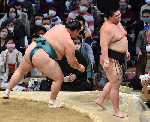 押し出しで玉鷲（左）に敗れた正代（撮影・岩下翔太）