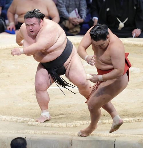 貴景勝（左）は豊昇龍を押し出しで破る（撮影・小沢裕）
