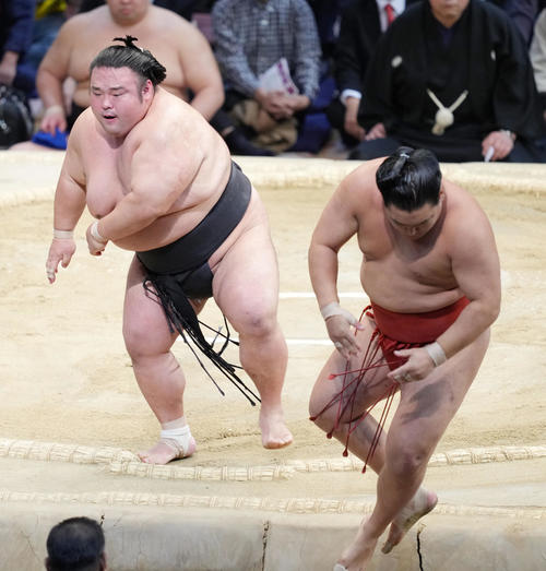 貴景勝（左）は豊昇龍を押し出しで破る（撮影・小沢裕）