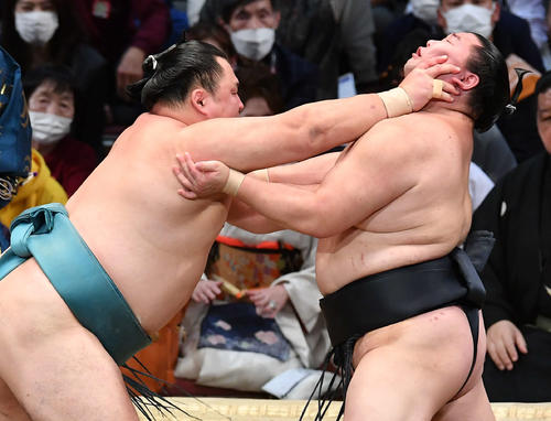 玉鷲（左）に攻められる正代（撮影・岩下翔太）