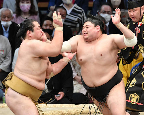 輝（左）を攻める阿炎（撮影・岩下翔太）