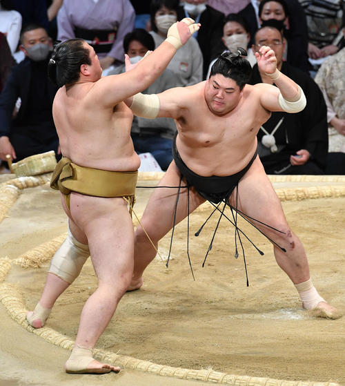 阿炎（右）は輝を突き出しで破る（撮影・岩下翔太）