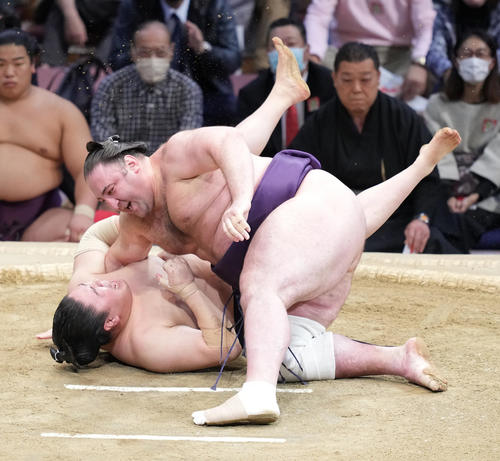 栃ノ心は一山本（下）をすくい投げで破る（撮影・小沢裕）