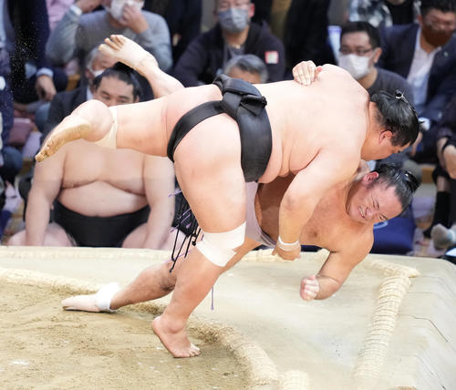 妙義龍は琴恵光（下）を上手投げで破る（撮影・小沢裕）