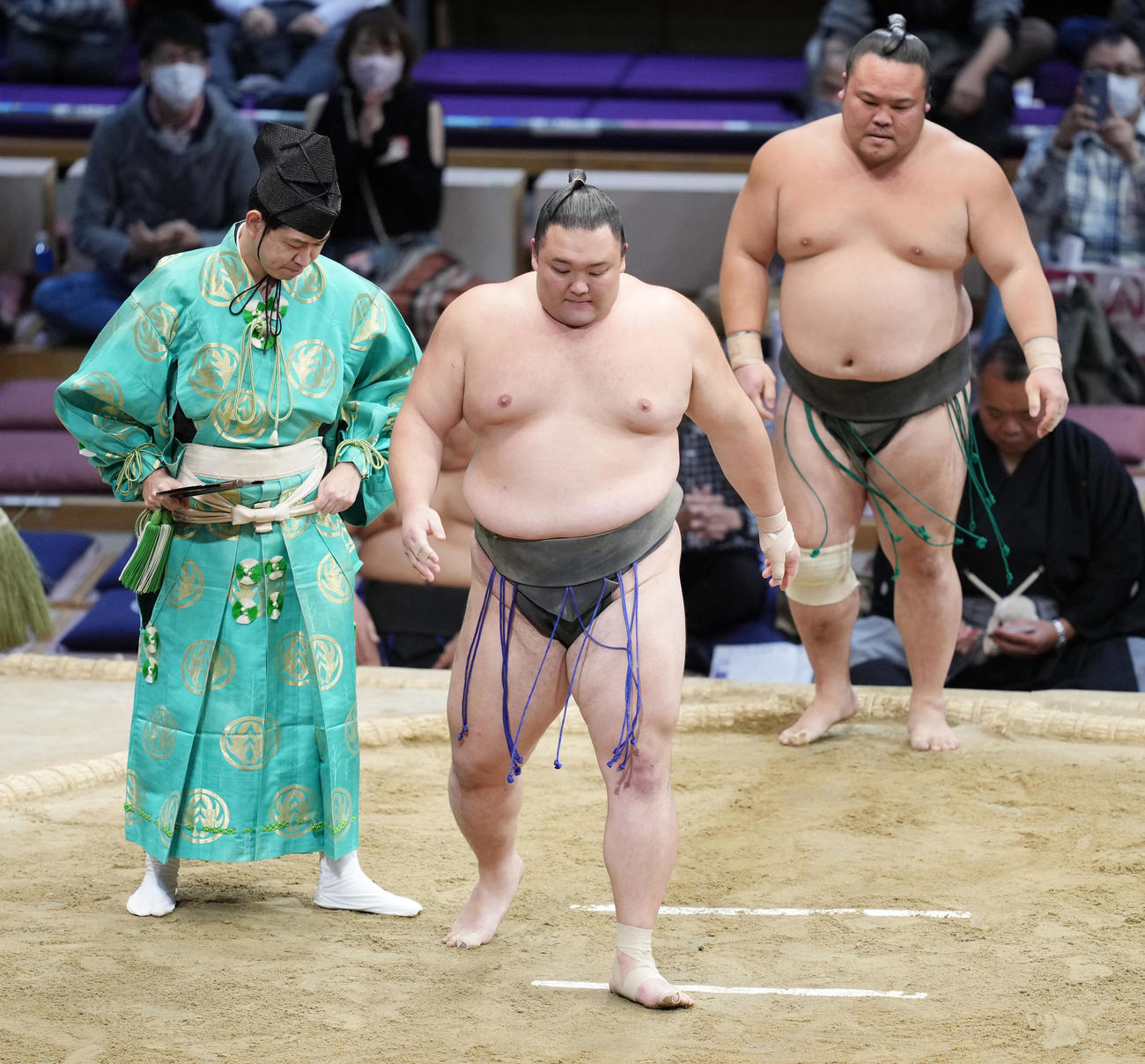 朝乃山は上戸（右）を寄り切りで破る（撮影・小沢裕）