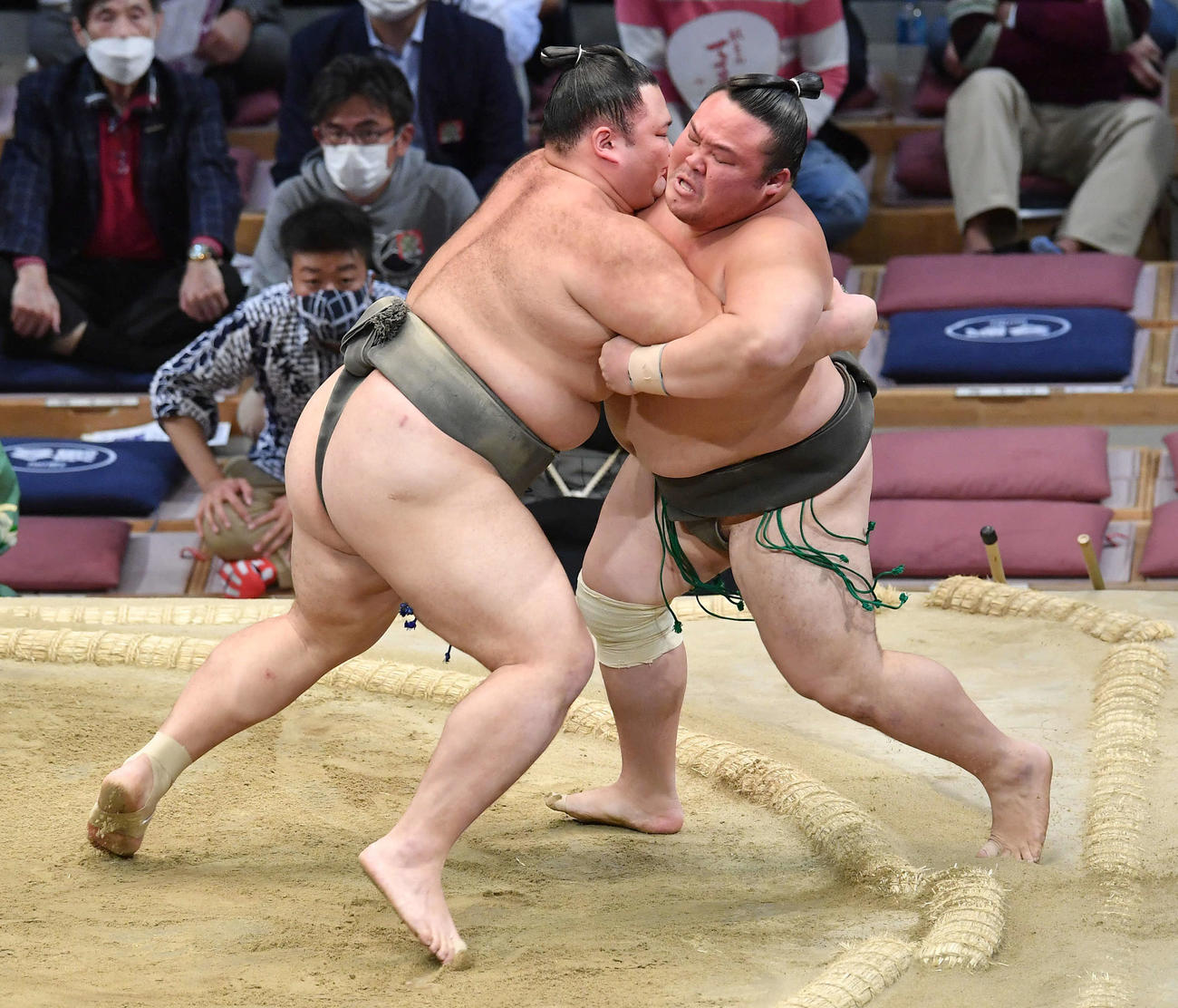 寄り切りで上戸（右）を破る朝乃山（撮影・岩下翔太）