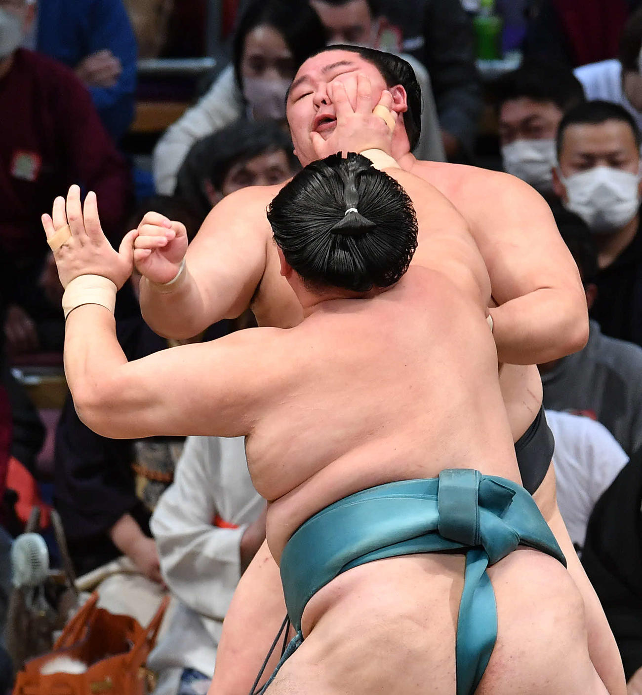玉鷲（手前）に攻められる正代（撮影・岩下翔太）