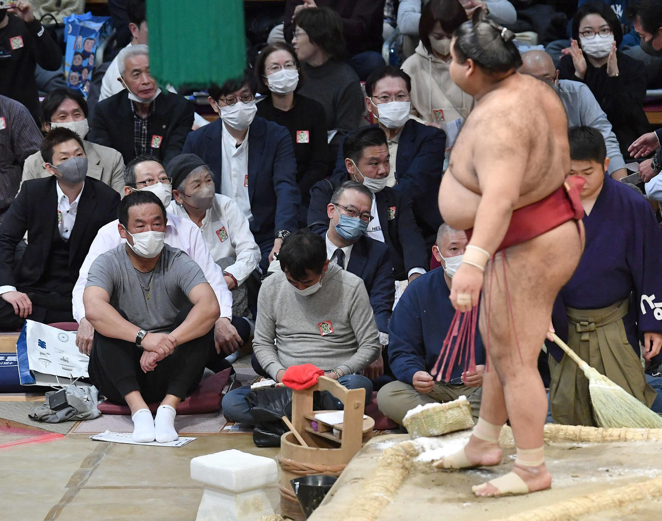 土俵上の高安（手前右）を見つめる松中信彦氏（前列左端）（撮影・岩下翔太）