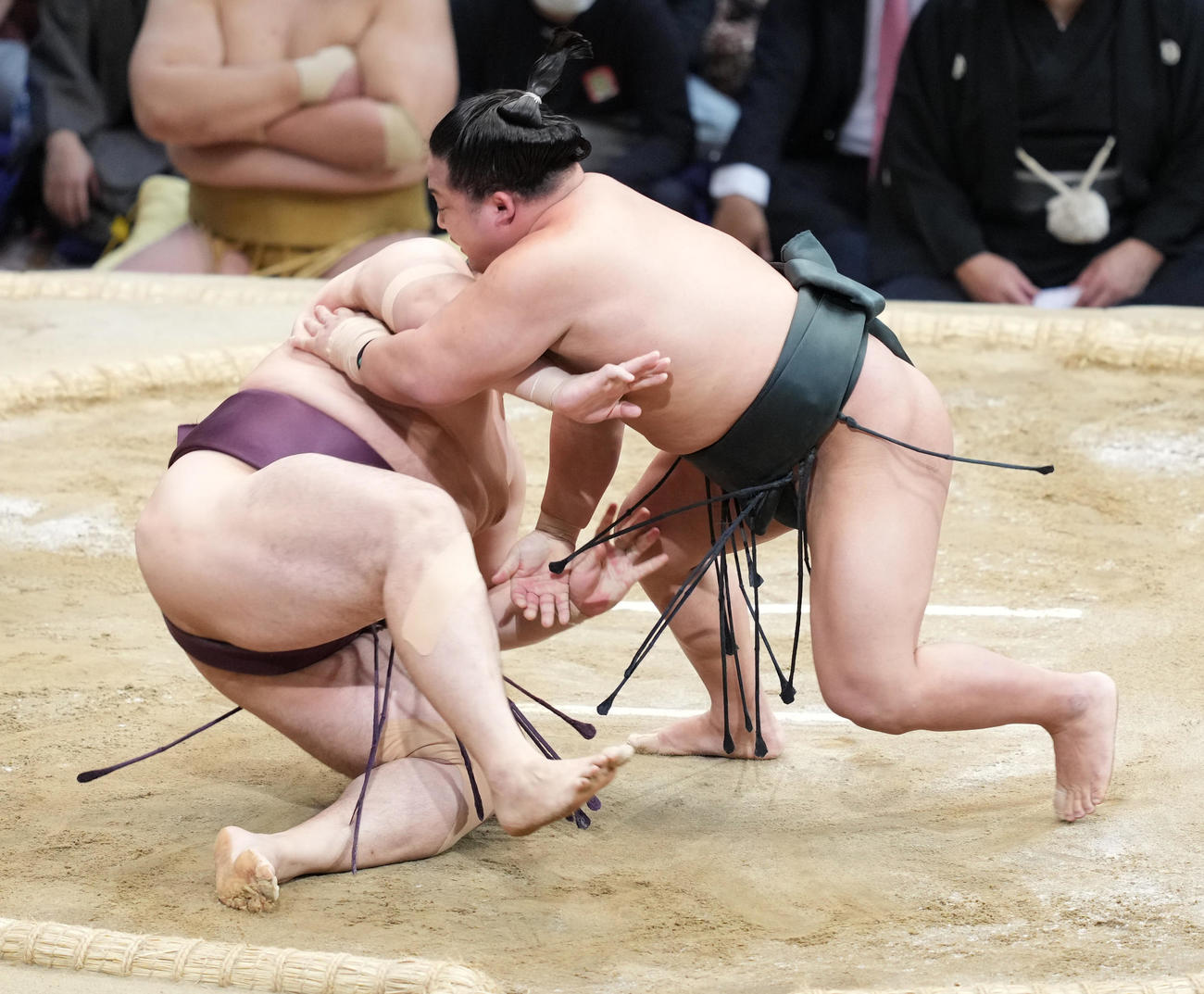 翠富士（右）は突き落としで遠藤を破る（撮影・小沢裕）