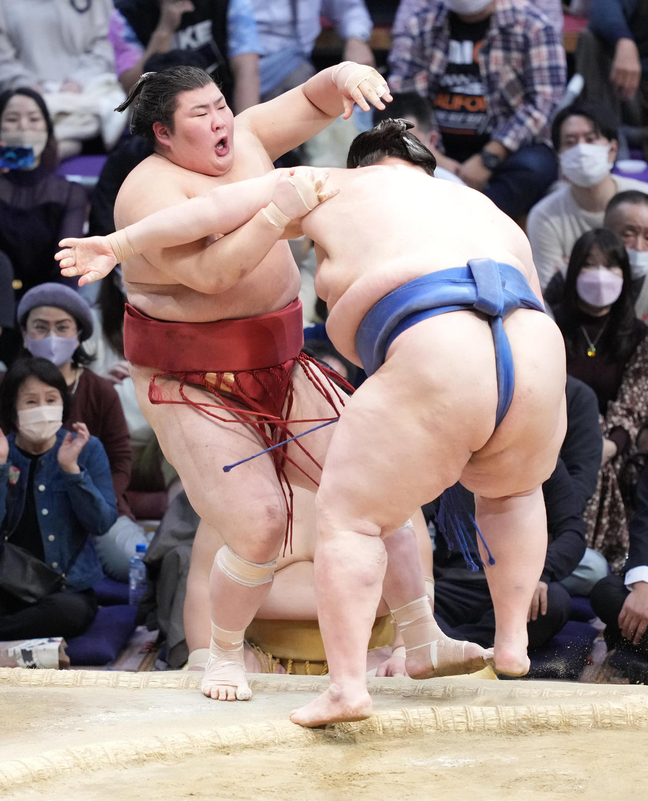 逸ノ城（右）は熱海富士を寄り切りで破る（撮影・小沢裕）