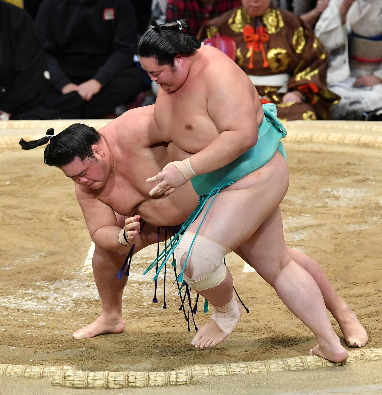 明生（左）は琴ノ若を寄り切りで破る（撮影・岩下翔太）