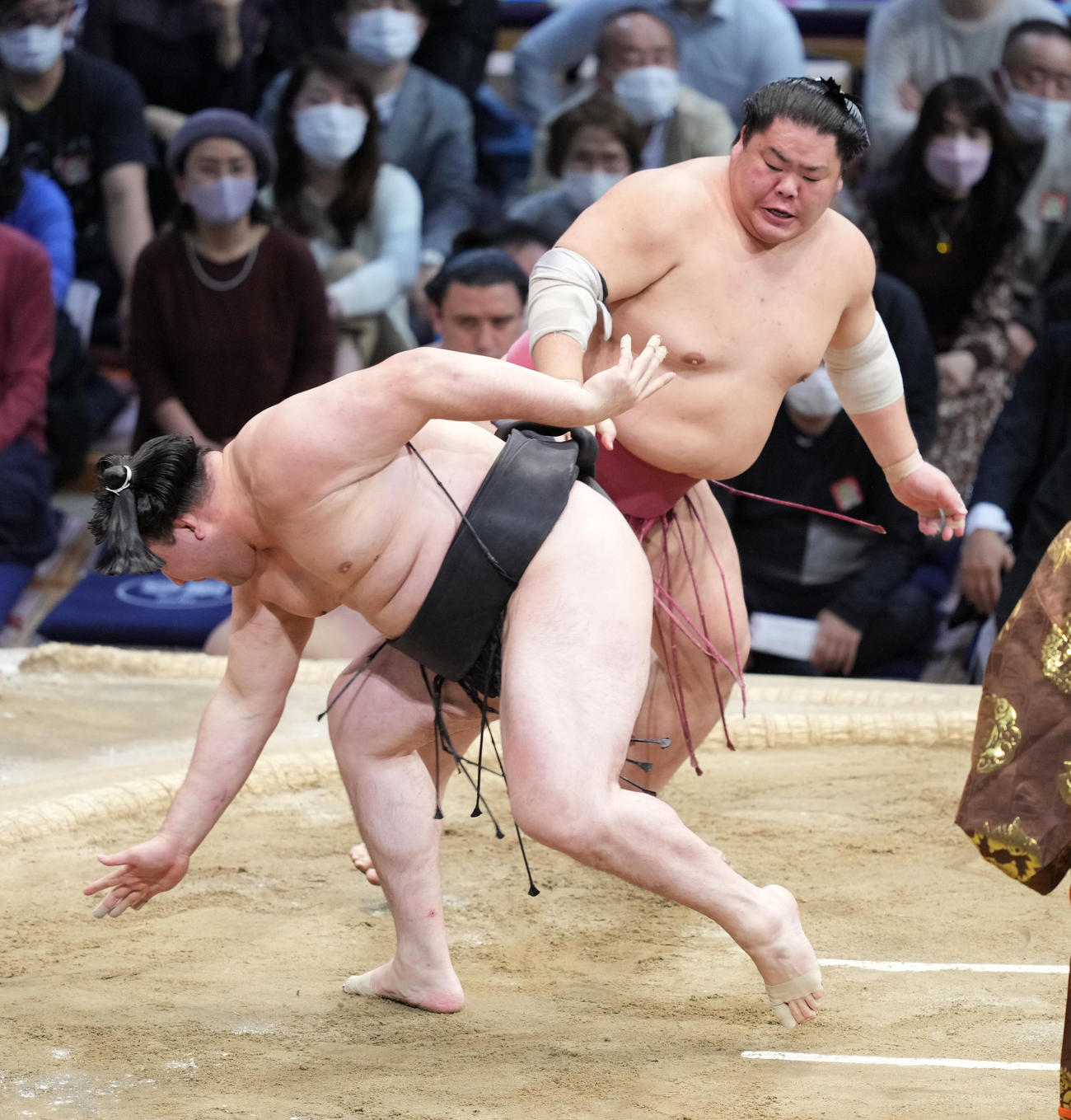 大栄翔（右）のはたき込みをこらえる竜電（撮影・小沢裕）