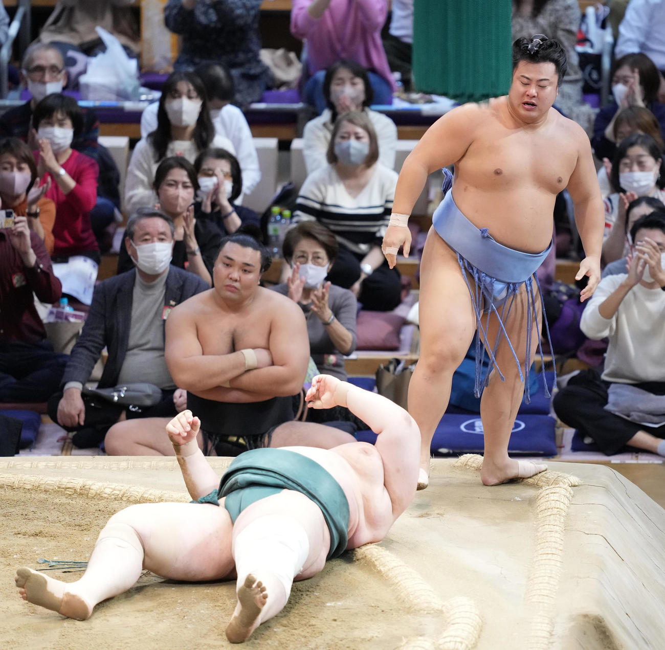 翔猿（右）は碧山を下手投げで破る（撮影・小沢裕）