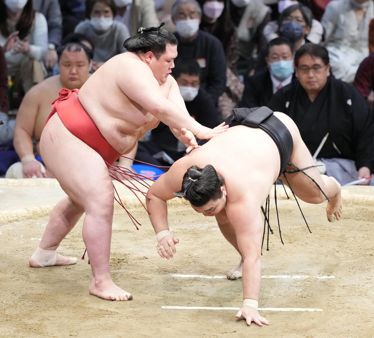 阿武咲（左）は突き落としで霧馬山を破る（撮影・小沢裕）