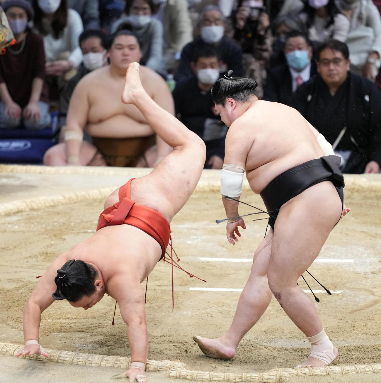 阿炎（右）は豊昇龍を引き落としで破る（撮影・小沢裕）