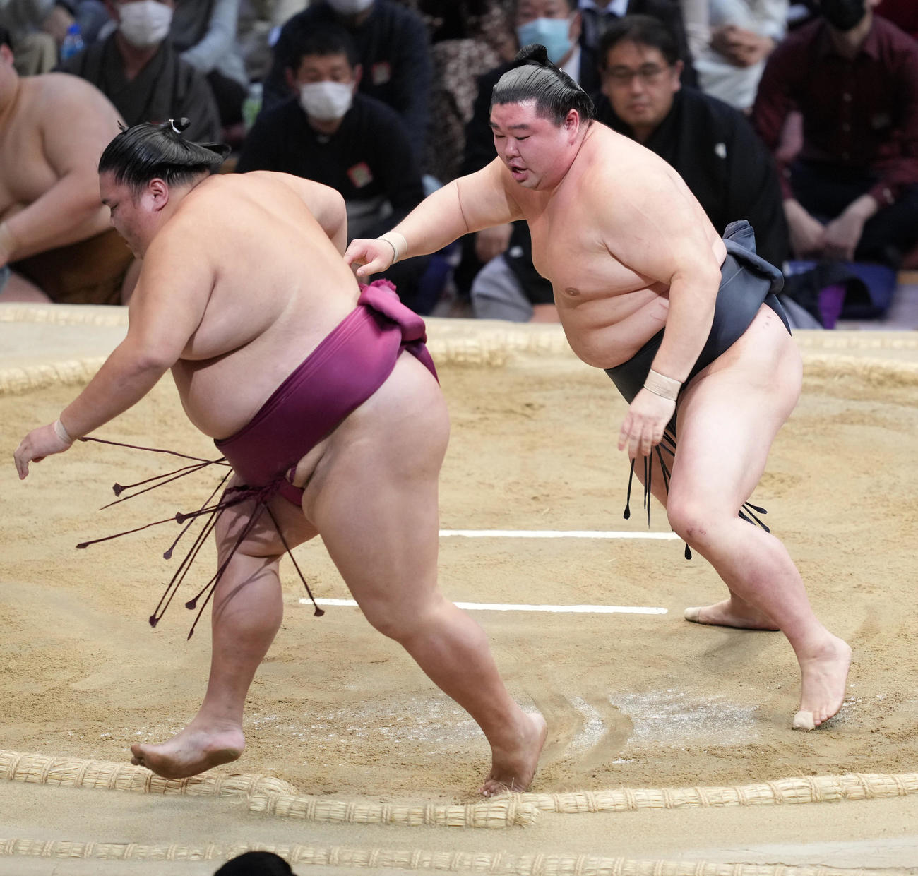 正代（右）は御嶽海を押し出しで破る（撮影・小沢裕）