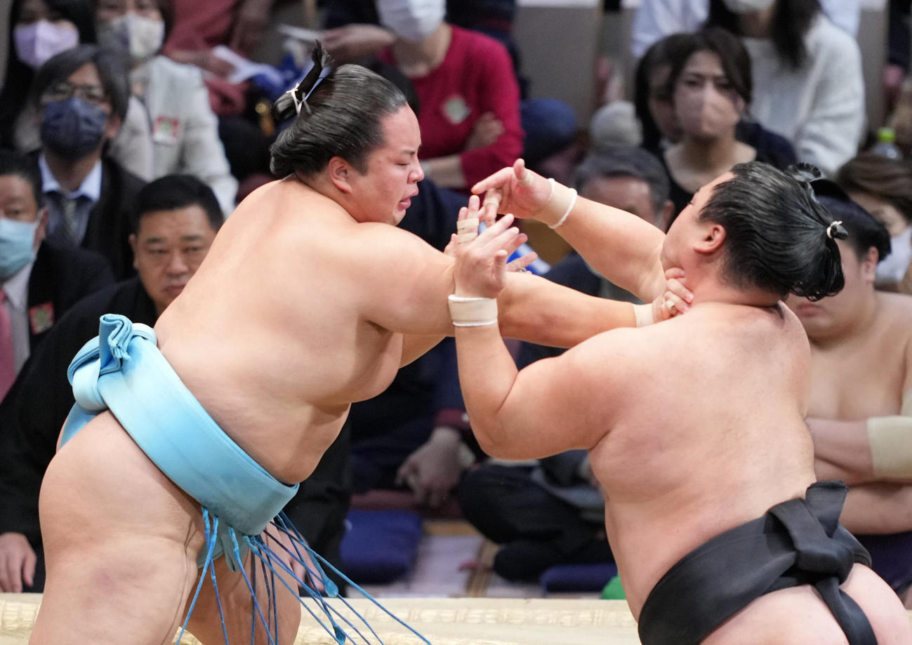 妙義龍（右）を土俵際へ攻め込む琴勝峰（撮影・小沢裕）