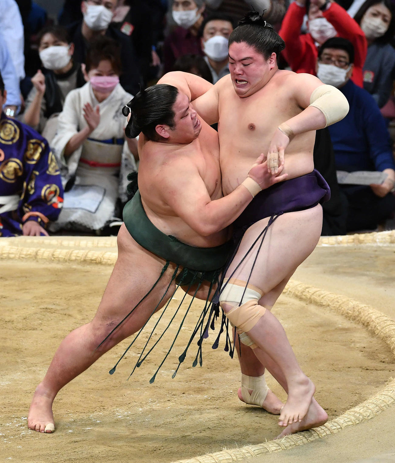 錦木（左）は一山本を寄り切りで破る（撮影・岩下翔太）