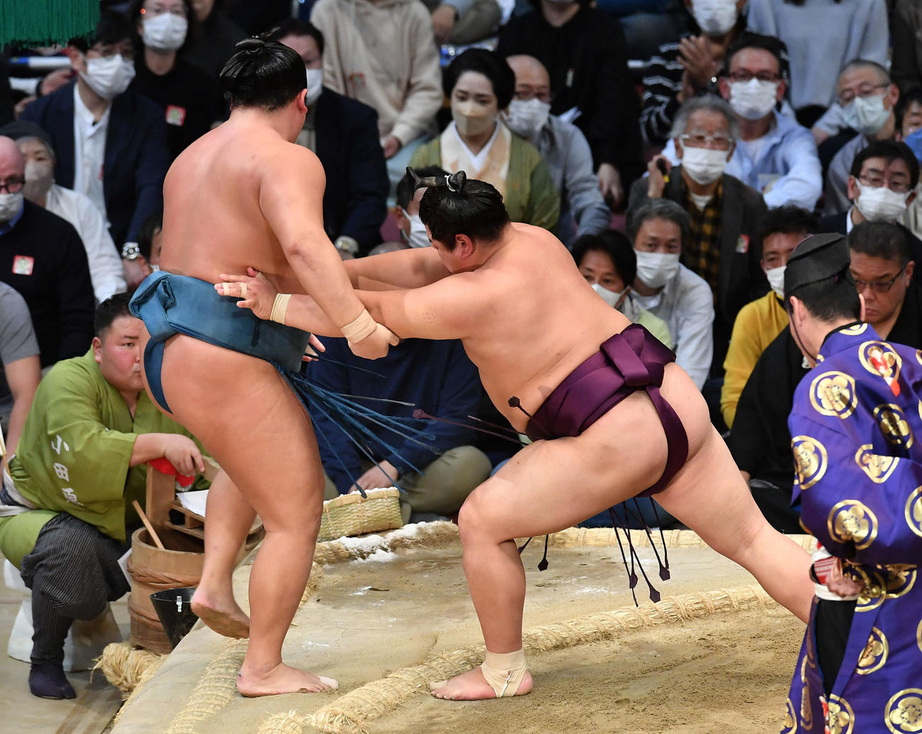 平戸海（右）は錦富士を寄り切りで破る（撮影・岩下翔太）
