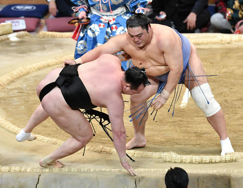隠岐の海（右）は千代翔馬を寄り倒しで破る（撮影・岩下翔太）