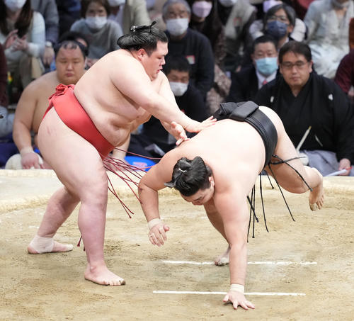 阿武咲（左）は突き落としで霧馬山を破る（撮影・小沢裕）
