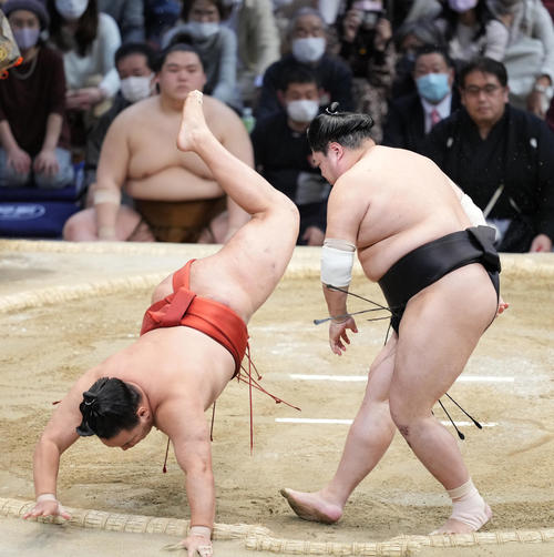 阿炎（右）は豊昇龍を引き落としで破る（撮影・小沢裕）